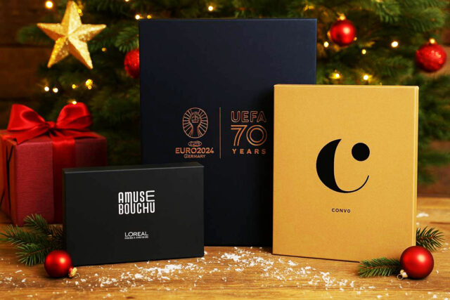 ✨ Il est encore temps ✨Nos ateliers tournent à plein régime pour vos personnalisations de boîtes avant Noël !C’est le moment d’agir pour recevoir vos packagings sur mesure à temps pour les fêtes.Marquage à chaud, sérigraphie, impression numérique… chaque détail compte pour offrir un emballage à votre image 🎨📦 Faites la différence dès le premier regard.🎅 Commandez maintenant pour des fêtes hautement personnalisées !#PackagingPersonnalisé #BoiteCadeau #MarquageÀChaud #Sérigraphie #ImpressionNumérique #PackagingDeNoël #CadeauEntreprise #EmballageSurMesure #Noël2025 #ToutEmballer