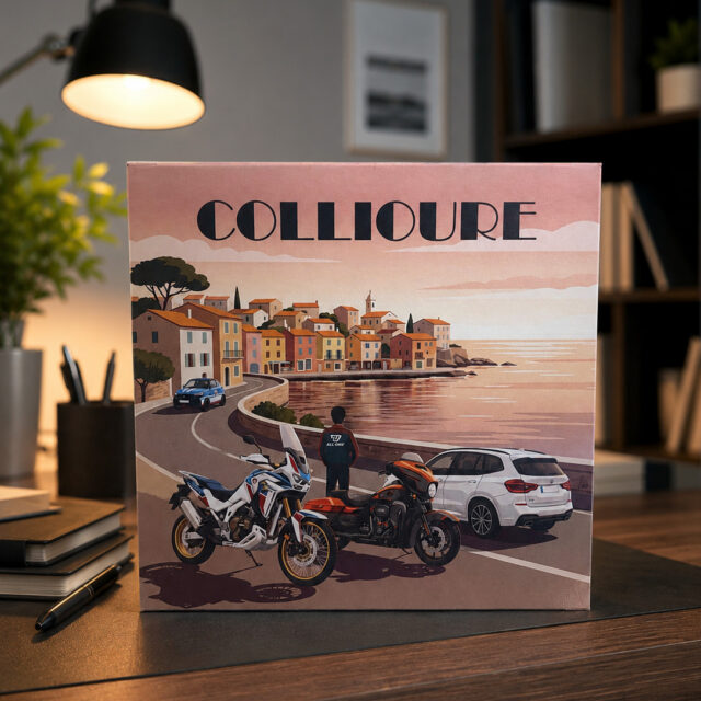 ✨ Direction Collioure 🌅🏍️Une boîte personnalisée qui sent bon l’évasion, les routes en bord de mer et les couchers de soleil du Sud.Nous avons réalisé cette création avec une impression haute qualité mettant en valeur chaque détail de l’illustration : couleurs chaleureuses, ambiance vintage et finition élégante ✨🎨 Personnalisation complète📦 Boîte rigide premium🖨️ Impression haute définition💡 Idéale pour cadeaux, coffrets et éditions limitéesChez Au comptoir des boîtes, chaque packaging devient une véritable expérience visuelle.#Packaging #BoitePersonnalisee #PackagingDesign #Collioure #CoffretPersonnalise #PackagingLuxe #CustomBox #MadeInFrance #DesignPackaging #Branding #Impression #PackagingInspiration #MotoLife #LuxuryPackaging